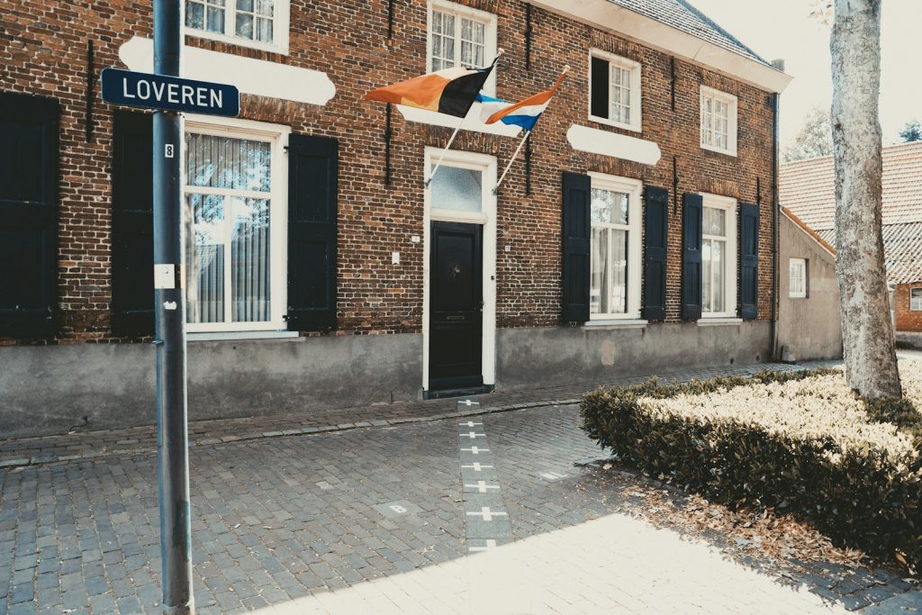 Bakstenen bedrijfspand met vlag en straatnaambord